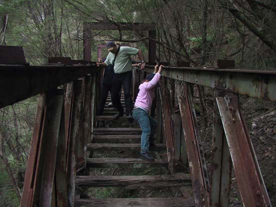 06-John & Victoria clamber to Coopers Creek Mine