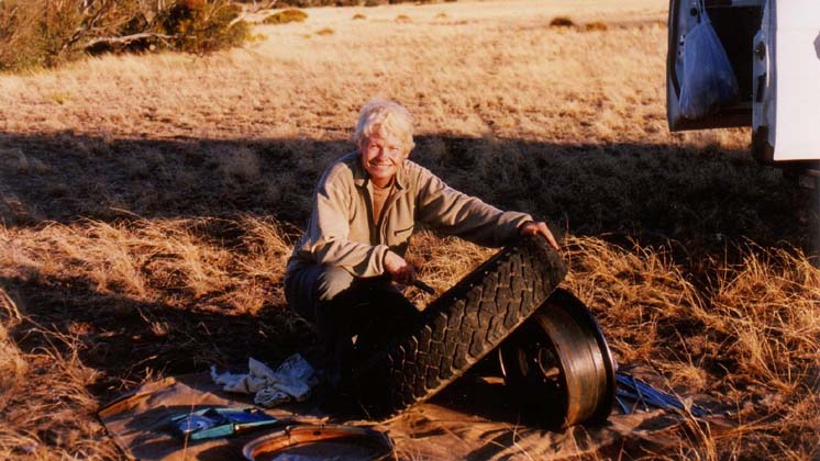 24-Sue repairs a puncture at Brushcutters Flat