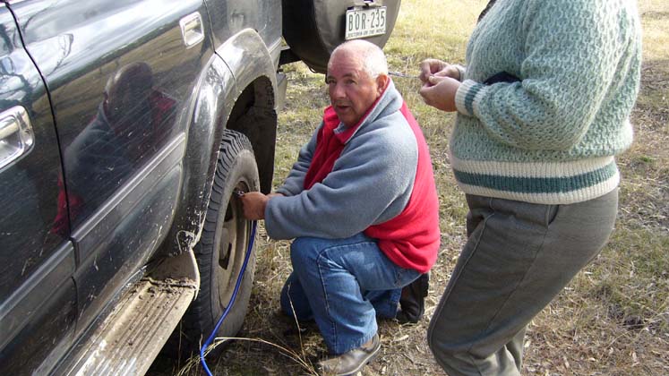 27-Bernie & Claire check their tyre pressures